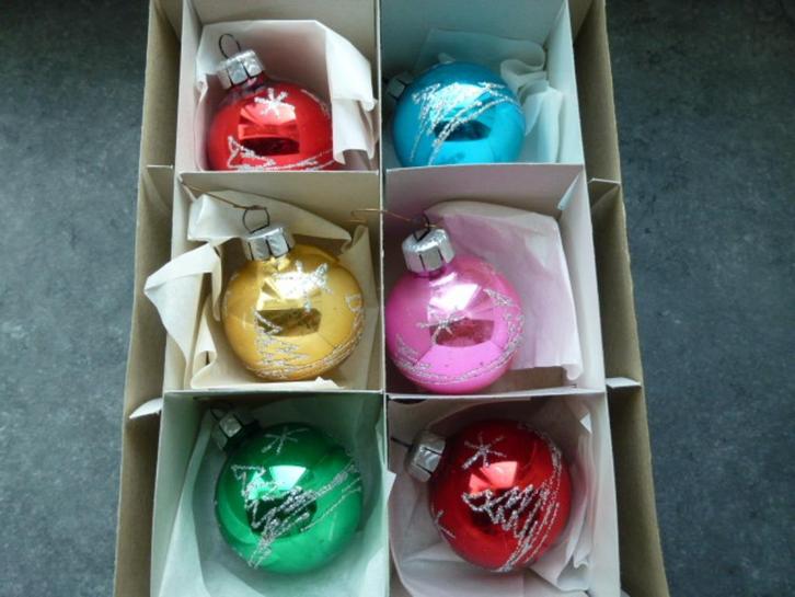 doosje met 6 oude bonte  kerstballen jaren 70, Diversen, Kerst, Gebruikt, Verzenden