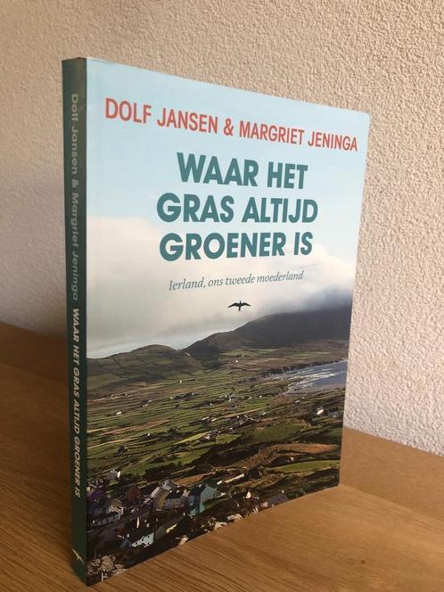 Waar het gras altijd groener is (Dolf Jansen) 1e druk 2013., Boeken, Literatuur, Zo goed als nieuw, Nederland, Ophalen of Verzenden