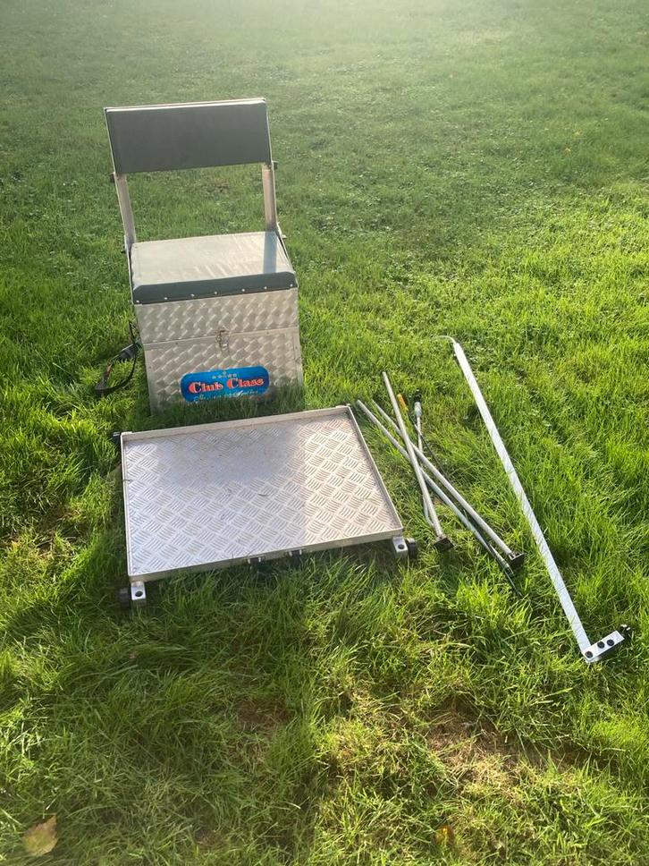 Viskoffer met plateau en inhoud, Watersport en Boten, Hengelsport | Karpervissen, Gebruikt, Complete set, Ophalen