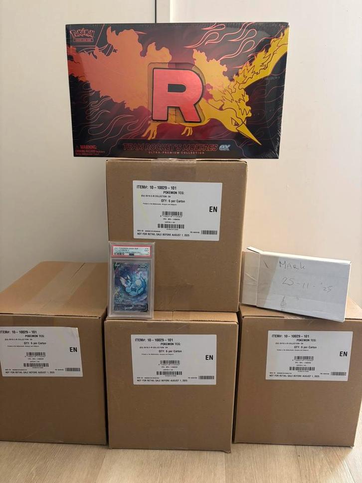 Pokemon Verzameling/Bundel – Victini Cases + Moltres UPC, Hobby en Vrije tijd, Verzamelkaartspellen | Pokémon, Zo goed als nieuw