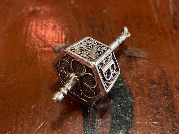 antiek A-tolletje tolletje poppegoed  filigrain, Antiek en Kunst, Antiek | Goud en Zilver, Ophalen of Verzenden