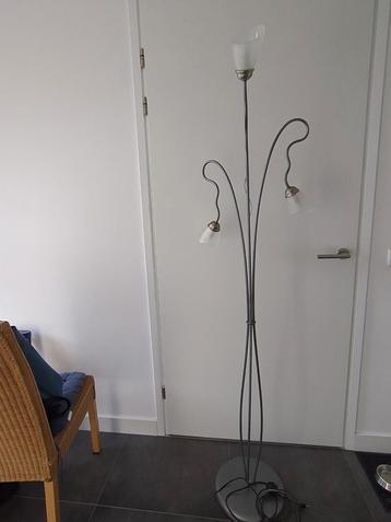 Staande lamp met osram led lampen. beschikbaar voor biedingen