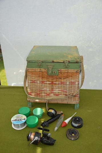Oude decoratieve viskoffer/ mand Hout / riet/ skai+ visgerei beschikbaar voor biedingen