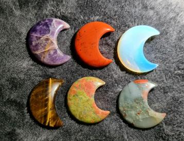 Diverse edelsteen maantjes (O.a Amethist, tijgeroog, jaspis) beschikbaar voor biedingen