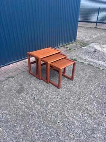 Vintage teak mimiset nesting tafeltjes bijzettafels beschikbaar voor biedingen