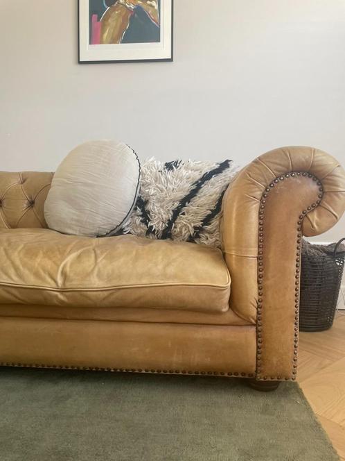 Chesterfield bank cognac bruin leer 240 cm breed 2-3 zits, Huis en Inrichting, Banken | Bankstellen, Gebruikt, Rechte bank, Driepersoons