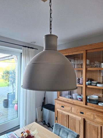 2 grote grijze Karwei hanglampen beschikbaar voor biedingen