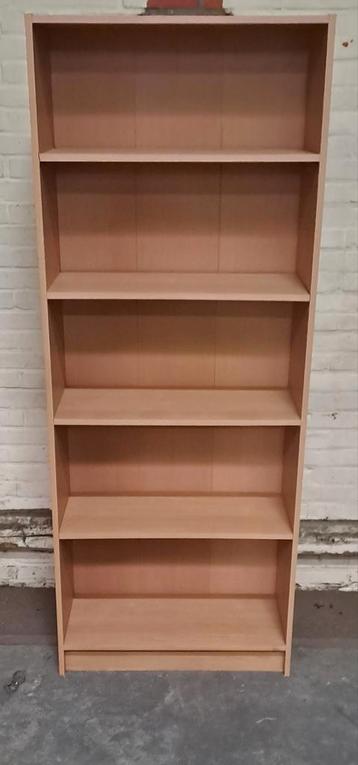 Houten boekenkast beschikbaar voor biedingen