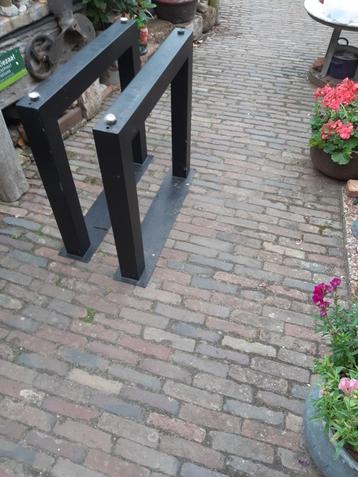 tafelpoten .  beschikbaar voor biedingen