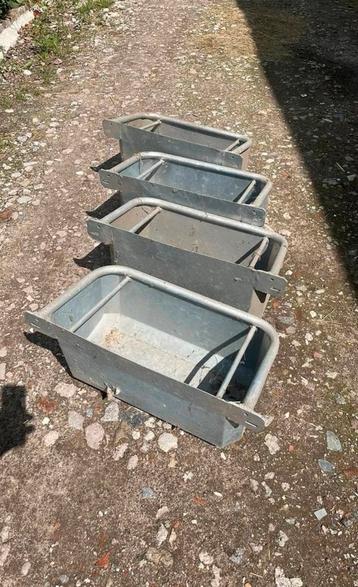 set van 4 nieuwe paardenvoerbakken beschikbaar voor biedingen