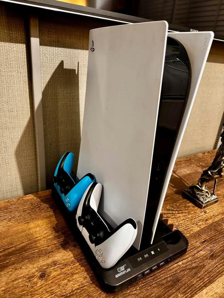 Playstation 5 Digitaal + 2 Controllers + Cooling Station, Spelcomputers en Games, Spelcomputers | Sony PlayStation 5, Zo goed als nieuw