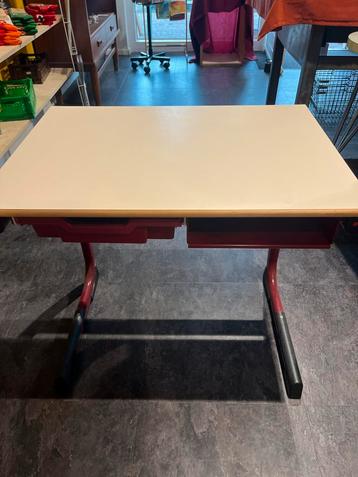 Vintage schooltafel/bureau met rode lade beschikbaar voor biedingen