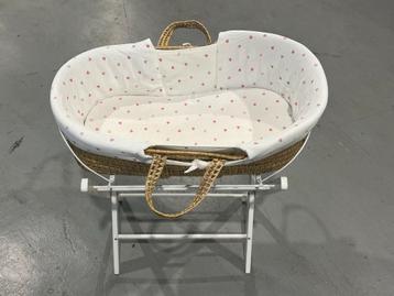 Mooi baby wiegje / mandje met standaard beschikbaar voor biedingen