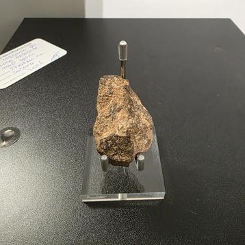 Meteoriet op standaard - 44 gram - zeer uniek beschikbaar voor biedingen