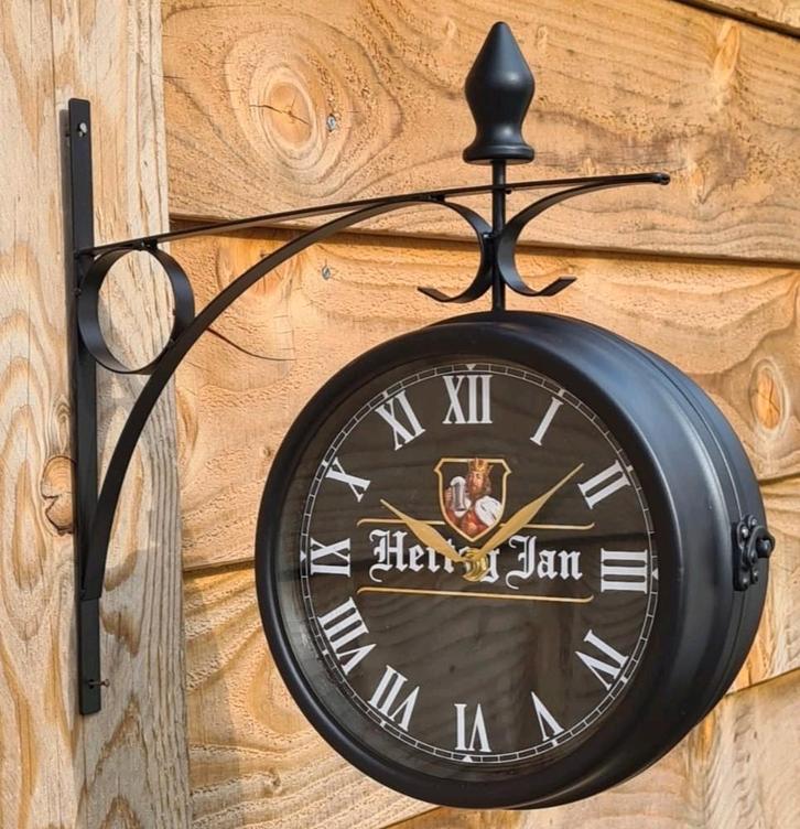 Dubbelzijdige HERTOG JAN stationsklok
33 x 33cm, Huis en Inrichting, Woonaccessoires | Klokken, Nieuw, Ophalen of Verzenden