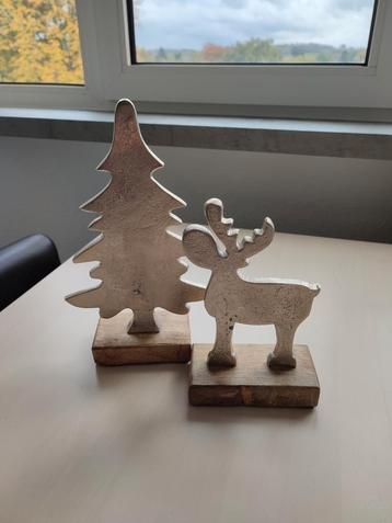 Rustieke aluminium en houten kerstfiguren. beschikbaar voor biedingen