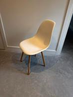 Plastic Kuipstoel met Houten Poten, Ophalen, Gebruikt, Wit, Vijf, Zes of meer stoelen