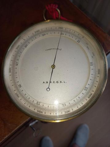 Antieke barometer o.i.d beschikbaar voor biedingen