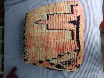 Vintage Marokkaanse poef beschikbaar voor biedingen