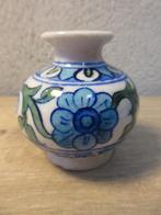 Klein oud vaasje met blauwe bloemen, Ophalen of Verzenden