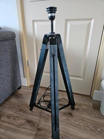 Grijze tripod beschikbaar voor biedingen
