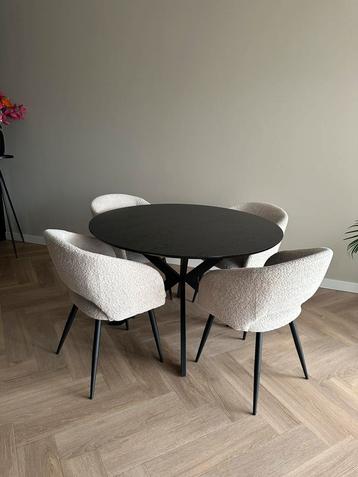 Ronde eettafel met 4 stoelen beschikbaar voor biedingen