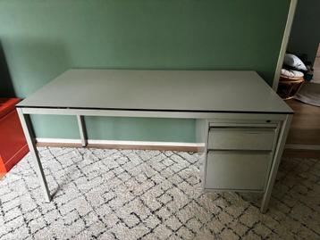 Metalen bureau beschikbaar voor biedingen