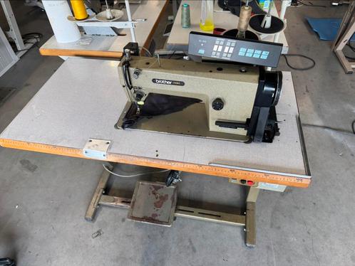 Industriele naaimachine brother automaat naalden spoelen, Hobby en Vrije tijd, Naaimachines en Toebehoren, Gebruikt, Naaimachine