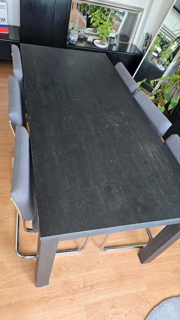zwarte eettafel + 6 stoelen 