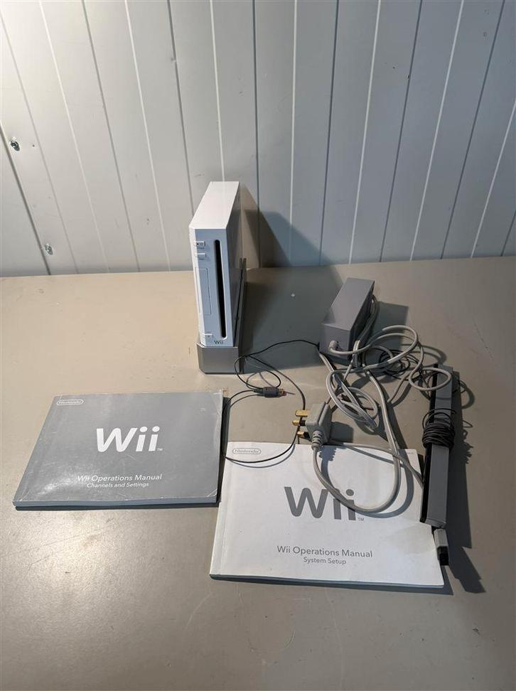 Nintendo Wii NTSC USA Console - Sensor + Kabels - zoals op f, Spelcomputers en Games, Games | Nintendo Wii, Zo goed als nieuw