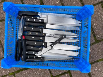 1 bak keukenmessen en 1 bak keukengerei beschikbaar voor biedingen