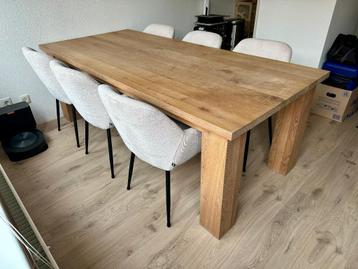 Massief eikenhouten eettafel beschikbaar voor biedingen