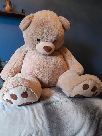 Grote bruine knuffelbeer beschikbaar voor biedingen