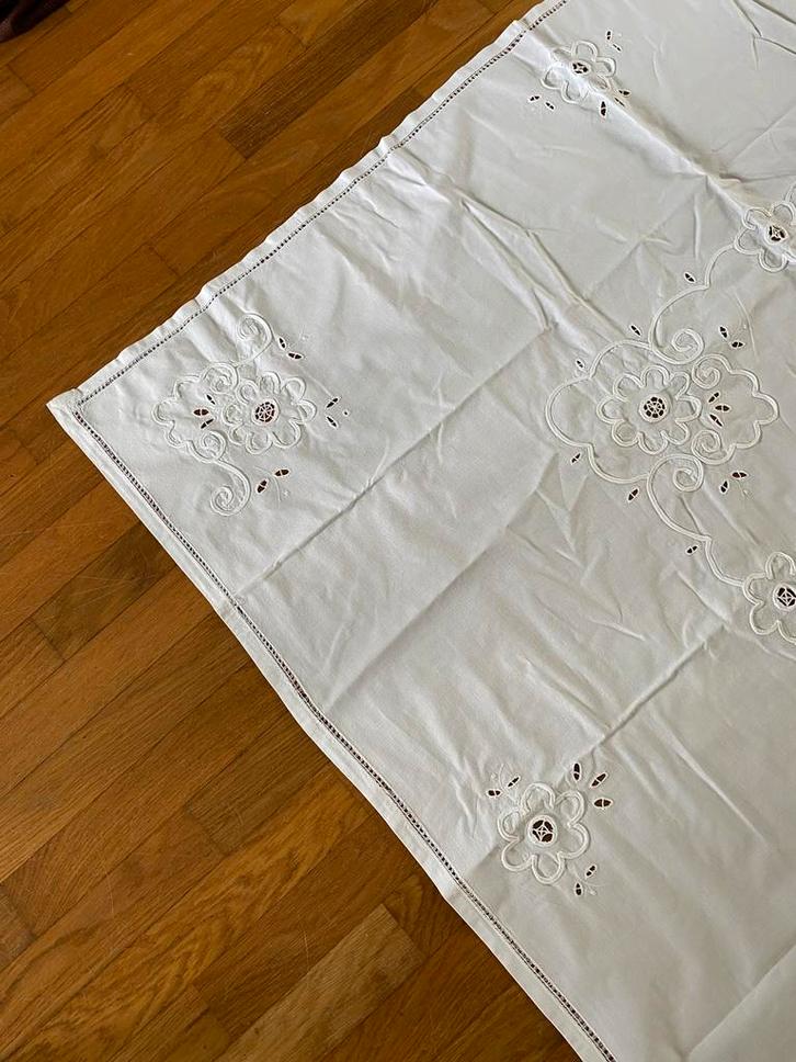 Wit geborduurd tafellaken 160x130cm klassiek vintage, Antiek en Kunst, Antiek | Kleden en Textiel, Ophalen of Verzenden