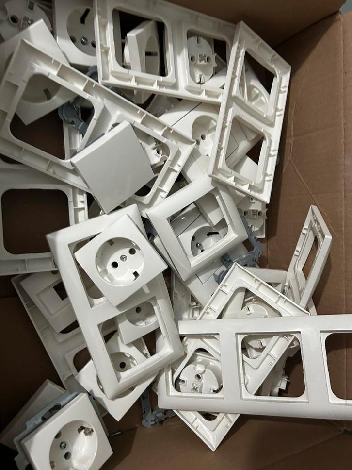 ABB Busch Jaeger Balance SI schakelmateriaal wit, Doe-het-zelf en Verbouw, Elektra en Kabels, Zo goed als nieuw, Stopcontact, Ophalen