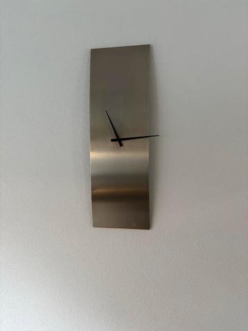 Strakke metalen wandklok - 90x30 cm beschikbaar voor biedingen
