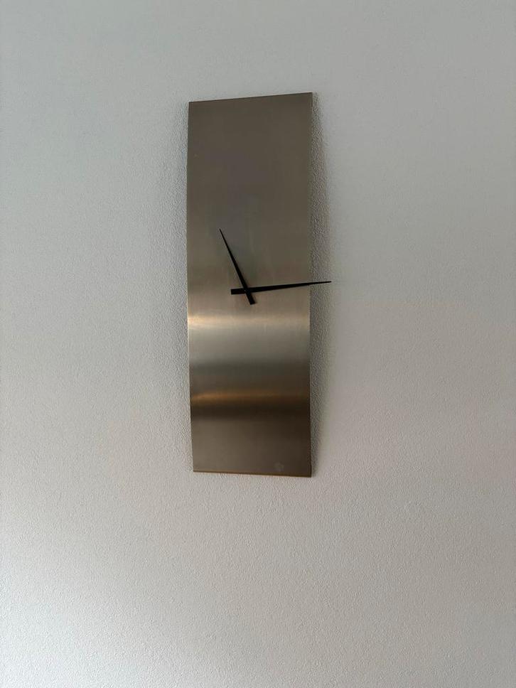 Strakke metalen wandklok - 90x30 cm, Huis en Inrichting, Woonaccessoires | Klokken, Gebruikt, Wandklok, Analoog, Ophalen