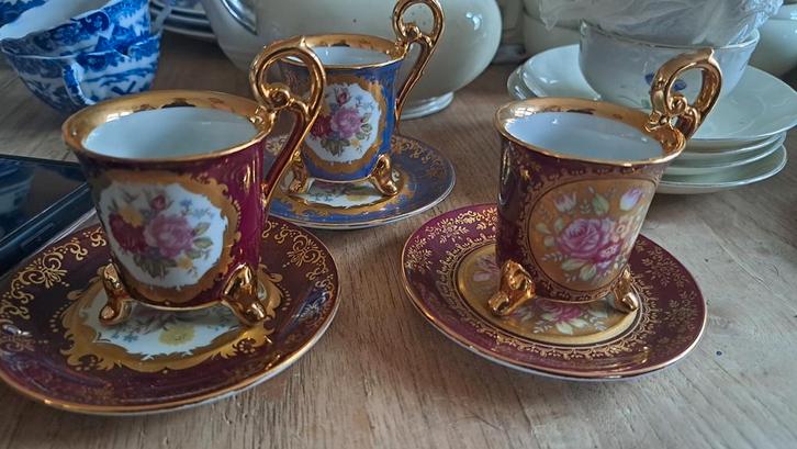 Antieke kopjes met rozenmotief, Antiek en Kunst, Antiek | Servies compleet, Ophalen of Verzenden