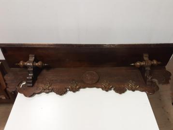 Oude klassieke Wand kapstok . Hout met metalen haken beschikbaar voor biedingen