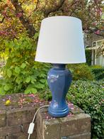 Blauwe Retro Tafellamp met Witte Kap, Ophalen, Gebruikt, Stof, 50 tot 75 cm