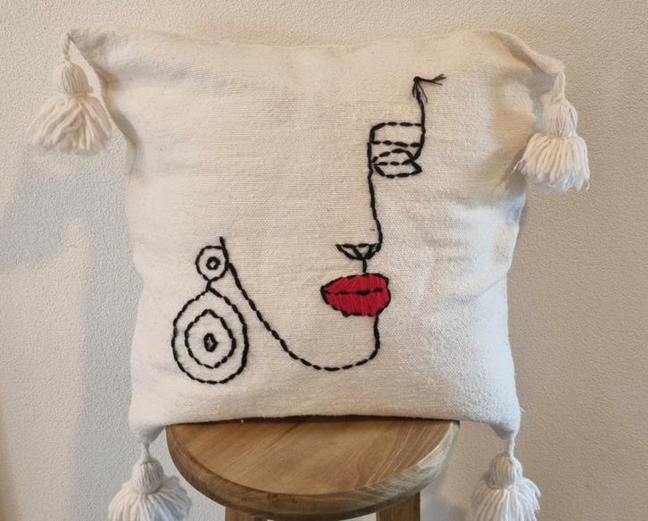 Sierkussen, abstract sierkussen, pompom kussen, Huis en Inrichting, Woonaccessoires | Kussens, Zo goed als nieuw, Verzenden