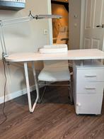 Nageltafel met lamp en stoel