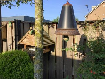 Metalen overdekt voerkelk voor de vogeltjes. beschikbaar voor biedingen