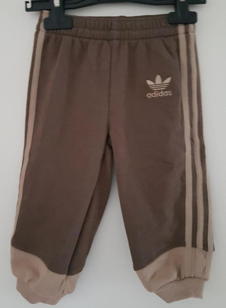Bruine Adidas joggingbroek maat 80 *NIEUW* (0645), Kinderen en Baby's, Babykleding | Maat 80, Nieuw, Jongetje, Broekje, Ophalen of Verzenden