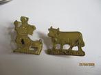 broches 2 goudkleurig metaal koe en hond met baas, Minder dan 4 cm, Ophalen of Verzenden, Goud, Koper