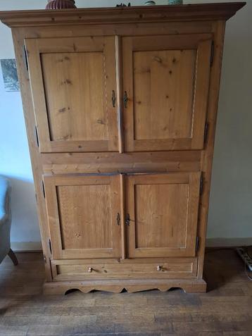 Grenen houten kast beschikbaar voor biedingen