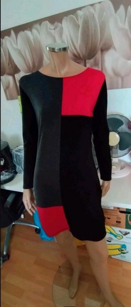 Leuke zwart grijs rode jurk maat M 38 40, Kleding | Dames, Jurken, Gedragen, Maat 38/40 (M), Zwart, Boven de knie, Ophalen of Verzenden