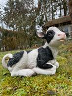 Kalf koe liggend beeld boerderij tuin boer wei lente, Ophalen of Verzenden, Nieuw, Kunststof, Dierenbeeld