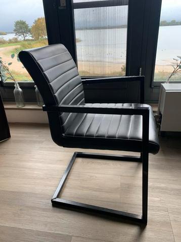 6 Stoere Eetkamerstoelen met Armleuning beschikbaar voor biedingen