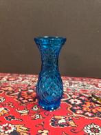 Blauw glazen vaasje met ruitpatroon, Blauw, Onbekend, Ophalen of Verzenden, Onbekend